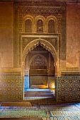Marrakech - Medina meridionale, Tombe Saadiane, Qubba di Lalla Mas'uda. Veduta della Grande Camera. Al centro si trova l'arco che conduce al mausoleo di Muhammad al-Sheikh e Lalla Mas'uda.